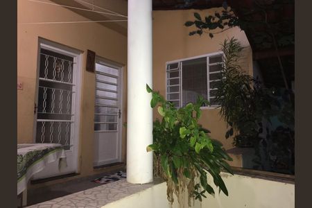 Casa à venda com 200m², 3 quartos e 3 vagas Casa à venda com 200m², 3 quartos e 3 vagasCasa de fundo