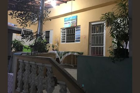 Casa à venda com 200m², 3 quartos e 3 vagas Casa à venda com 200m², 3 quartos e 3 vagasCasa de fundo