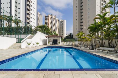 Apartamento à venda com 177m², 3 quartos e 3 vagas Apartamento à venda com 177m², 3 quartos e 3 vagasÁrea comum - Piscina