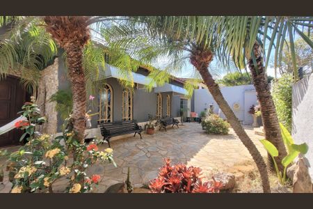 Casa à venda com 273m², 3 quartos e 3 vagas Casa à venda com 273m², 3 quartos e 3 vagasQuinta frente