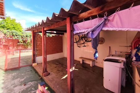 Casa à venda com 300m², 3 quartos e 4 vagas Casa à venda com 300m², 3 quartos e 4 vagasQuintal - Fundos