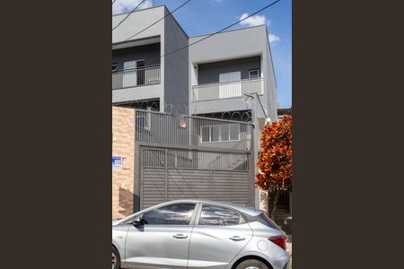 Casa para alugar com 130m², 2 quartos e 2 vagasFachada - Placa