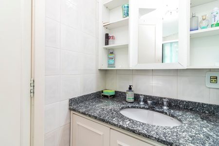 Apartamento à venda com 131m², 3 quartos e 2 vagas Apartamento à venda com 131m², 3 quartos e 2 vagasBanheiro da Suíte 1
