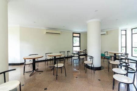 Apartamento à venda com 131m², 3 quartos e 2 vagas Apartamento à venda com 131m², 3 quartos e 2 vagasÁrea comum - Salão de festas