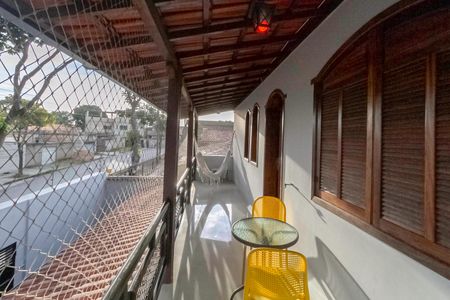 Casa à venda com 321m², 4 quartos e 4 vagas Casa à venda com 321m², 4 quartos e 4 vagasVaranda da suíte