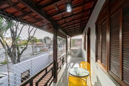 Casa à venda com 321m², 4 quartos e 4 vagas Casa à venda com 321m², 4 quartos e 4 vagasVaranda da suíte