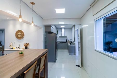Casa à venda com 321m², 4 quartos e 4 vagas Casa à venda com 321m², 4 quartos e 4 vagasCozinha