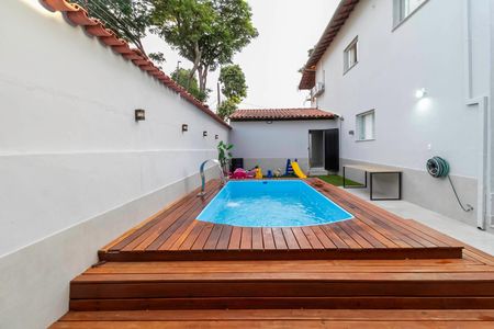 Casa à venda com 321m², 4 quartos e 4 vagas Casa à venda com 321m², 4 quartos e 4 vagasPiscina