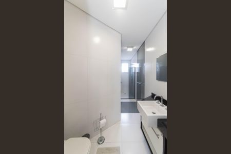 Casa à venda com 350m², 3 quartos e 4 vagasBanheiro da Suíte 1