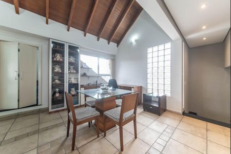 Casa à venda com 350m², 3 quartos e 4 vagasSótão