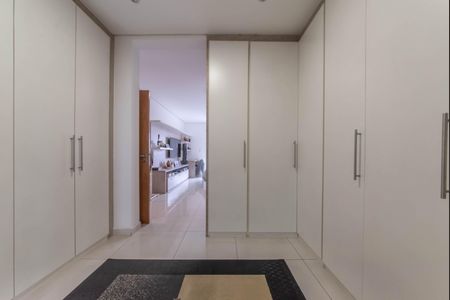 Casa à venda com 350m², 3 quartos e 4 vagasSuíte 3 - Closet