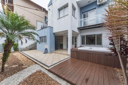 Casa à venda com 350m², 3 quartos e 4 vagasQuintal - Hidromassagem