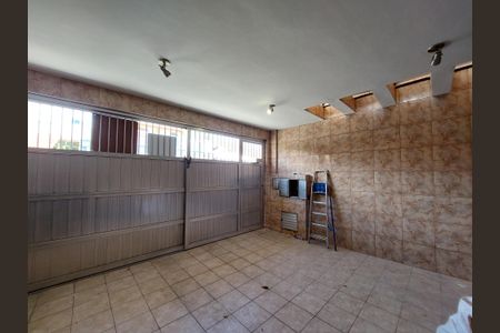 Casa à venda com 225m², 4 quartos e 2 vagas Casa à venda com 225m², 4 quartos e 2 vagasGaragem
