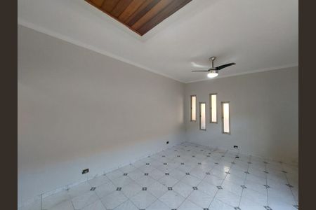 Casa à venda com 225m², 4 quartos e 2 vagas Casa à venda com 225m², 4 quartos e 2 vagasSala