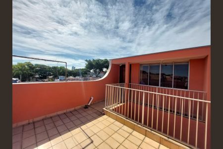Casa à venda com 225m², 4 quartos e 2 vagas Casa à venda com 225m², 4 quartos e 2 vagasTerraço
