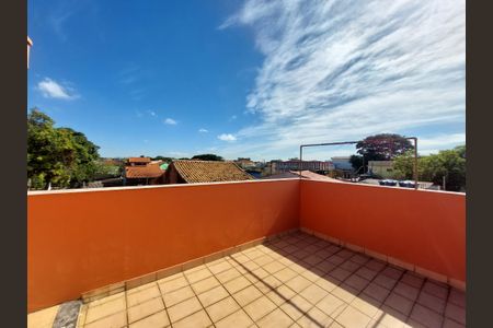 Casa à venda com 225m², 4 quartos e 2 vagas Casa à venda com 225m², 4 quartos e 2 vagasTerraço