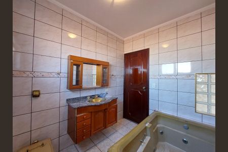 Casa à venda com 225m², 4 quartos e 2 vagas Casa à venda com 225m², 4 quartos e 2 vagasBanheiro 1