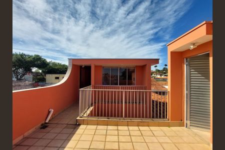 Casa à venda com 225m², 4 quartos e 2 vagas Casa à venda com 225m², 4 quartos e 2 vagasTerraço