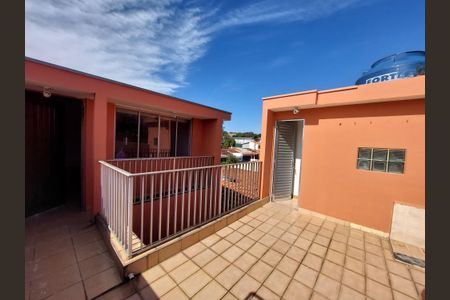 Casa à venda com 225m², 4 quartos e 2 vagas Casa à venda com 225m², 4 quartos e 2 vagasTerraço