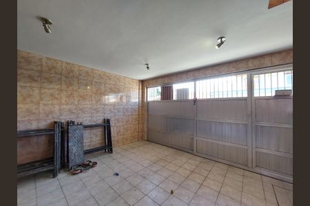 Casa à venda com 225m², 4 quartos e 2 vagas Casa à venda com 225m², 4 quartos e 2 vagasGaragem