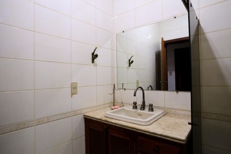 Casa à venda com 360m², 3 quartos e 2 vagas Casa à venda com 360m², 3 quartos e 2 vagasBanheiro Social
