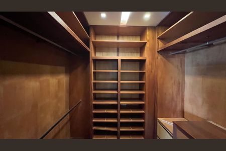 Apartamento à venda com 279m², 4 quartos e 4 vagas Apartamento à venda com 279m², 4 quartos e 4 vagasCloset da suíte 3