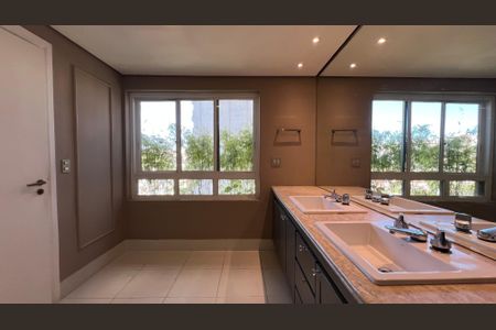 Apartamento à venda com 279m², 4 quartos e 4 vagas Apartamento à venda com 279m², 4 quartos e 4 vagasBanheiro da Suíte 3