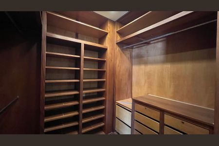 Apartamento à venda com 279m², 4 quartos e 4 vagas Apartamento à venda com 279m², 4 quartos e 4 vagasCloset da suíte 3