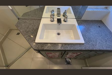 Apartamento à venda com 279m², 4 quartos e 4 vagas Apartamento à venda com 279m², 4 quartos e 4 vagasBanheiro da Suíte 1