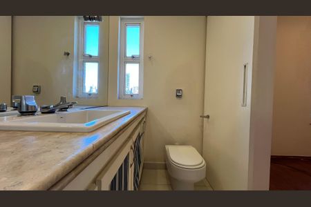 Apartamento à venda com 279m², 4 quartos e 4 vagas Apartamento à venda com 279m², 4 quartos e 4 vagasBanheiro da Suíte 2
