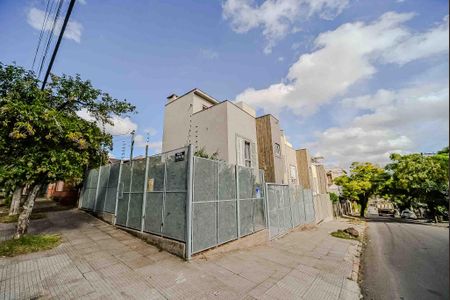 Casa à venda com 240m², 3 quartos e 2 vagas Casa à venda com 240m², 3 quartos e 2 vagasFachada