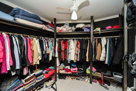 Casa à venda com 240m², 3 quartos e 2 vagas Casa à venda com 240m², 3 quartos e 2 vagasCloset da suíte