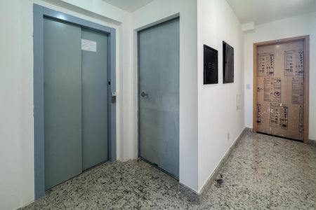 Apartamento à venda com 63m², 2 quartos e 2 vagas Apartamento à venda com 63m², 2 quartos e 2 vagasHall social