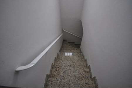 Casa à venda com 100m², 3 quartos e 2 vagasEscada