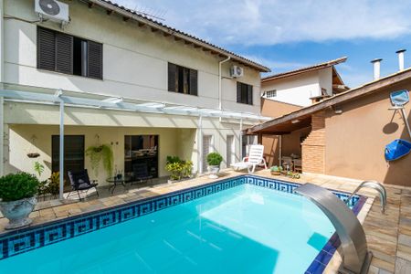 Casa à venda com 298m², 4 quartos e 3 vagasPiscina
