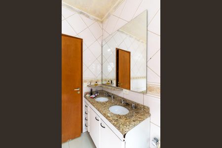 Casa à venda com 298m², 4 quartos e 3 vagasBanheiro da Suíte 1