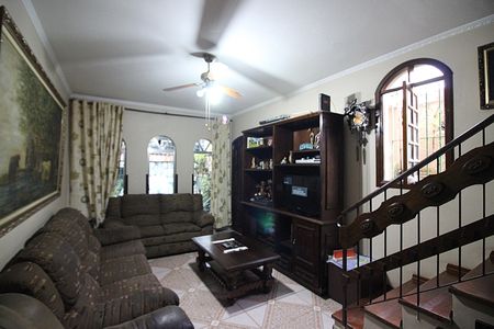 Casa à venda com 220m², 4 quartos e 2 vagasSala