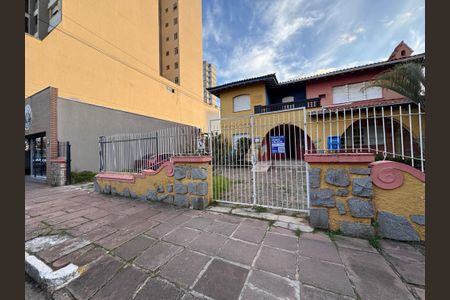 Casa à venda com 472m², 6 quartos e 15 vagas Casa à venda com 472m², 6 quartos e 15 vagasFachada