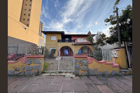 Casa à venda com 472m², 6 quartos e 15 vagas Casa à venda com 472m², 6 quartos e 15 vagasFachada