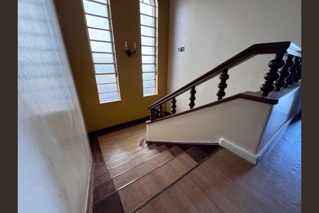 Casa à venda com 472m², 6 quartos e 15 vagas Casa à venda com 472m², 6 quartos e 15 vagasEscadas