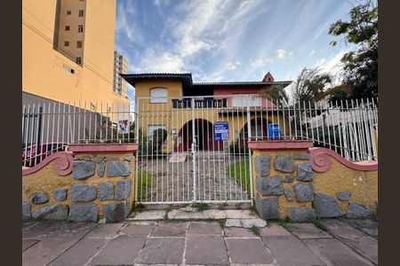 Casa à venda com 472m², 6 quartos e 15 vagas Casa à venda com 472m², 6 quartos e 15 vagasFachada