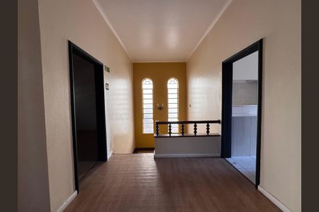 Casa à venda com 472m², 6 quartos e 15 vagas Casa à venda com 472m², 6 quartos e 15 vagasEscadas