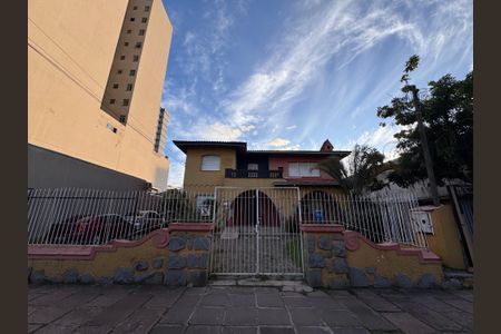 Casa à venda com 472m², 6 quartos e 15 vagas Casa à venda com 472m², 6 quartos e 15 vagasFachada