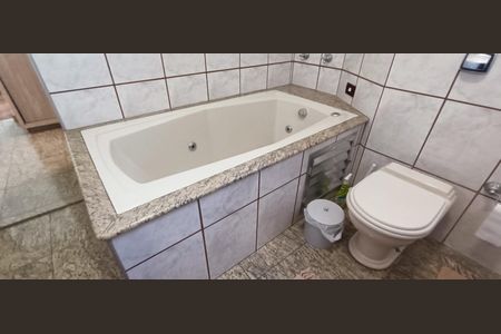 Casa à venda com 220m², 3 quartos e 4 vagas Casa à venda com 220m², 3 quartos e 4 vagasBanheiro da Suíte