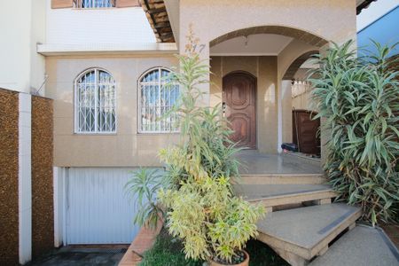 Casa à venda com 320m², 4 quartos e 5 vagasFrente da Casa