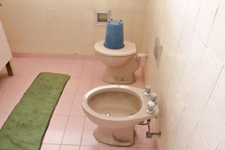 Casa à venda com 348m², 3 quartos e 2 vagasBanheiro da Suíte 1