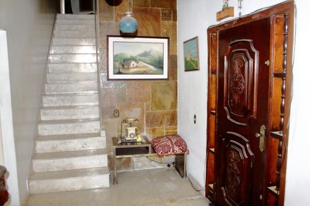 Casa à venda com 348m², 3 quartos e 2 vagasEscadas para os Quartos