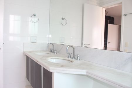 Apartamento à venda com 156m², 3 quartos e 4 vagasBanheiro da Suíte 3