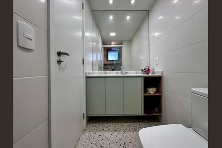 Apartamento à venda com 131m², 3 quartos e 2 vagas Apartamento à venda com 131m², 3 quartos e 2 vagasBanheiro Suíte 1