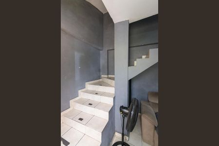 Casa à venda com 110m², 3 quartos e 1 vaga Casa à venda com 110m², 3 quartos e 1 vagaEscada